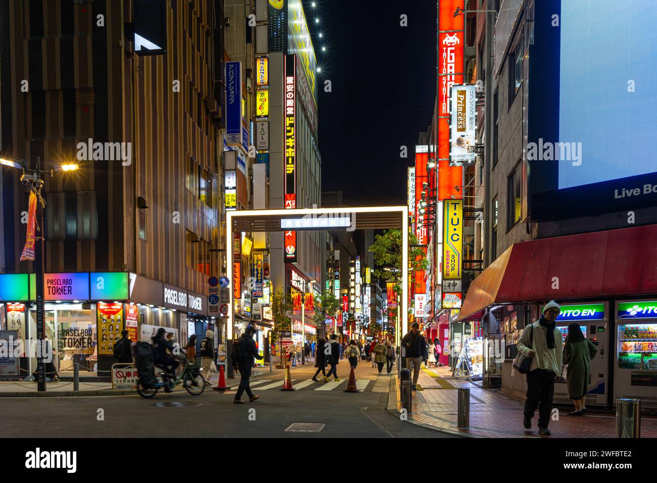 Tokio, Japan. Januar 2024. Nächtlicher Blick auf Menschen, die zwischen den Lichtern der Musashino Straße im Stadtzentrum spazieren gehen Stockfoto