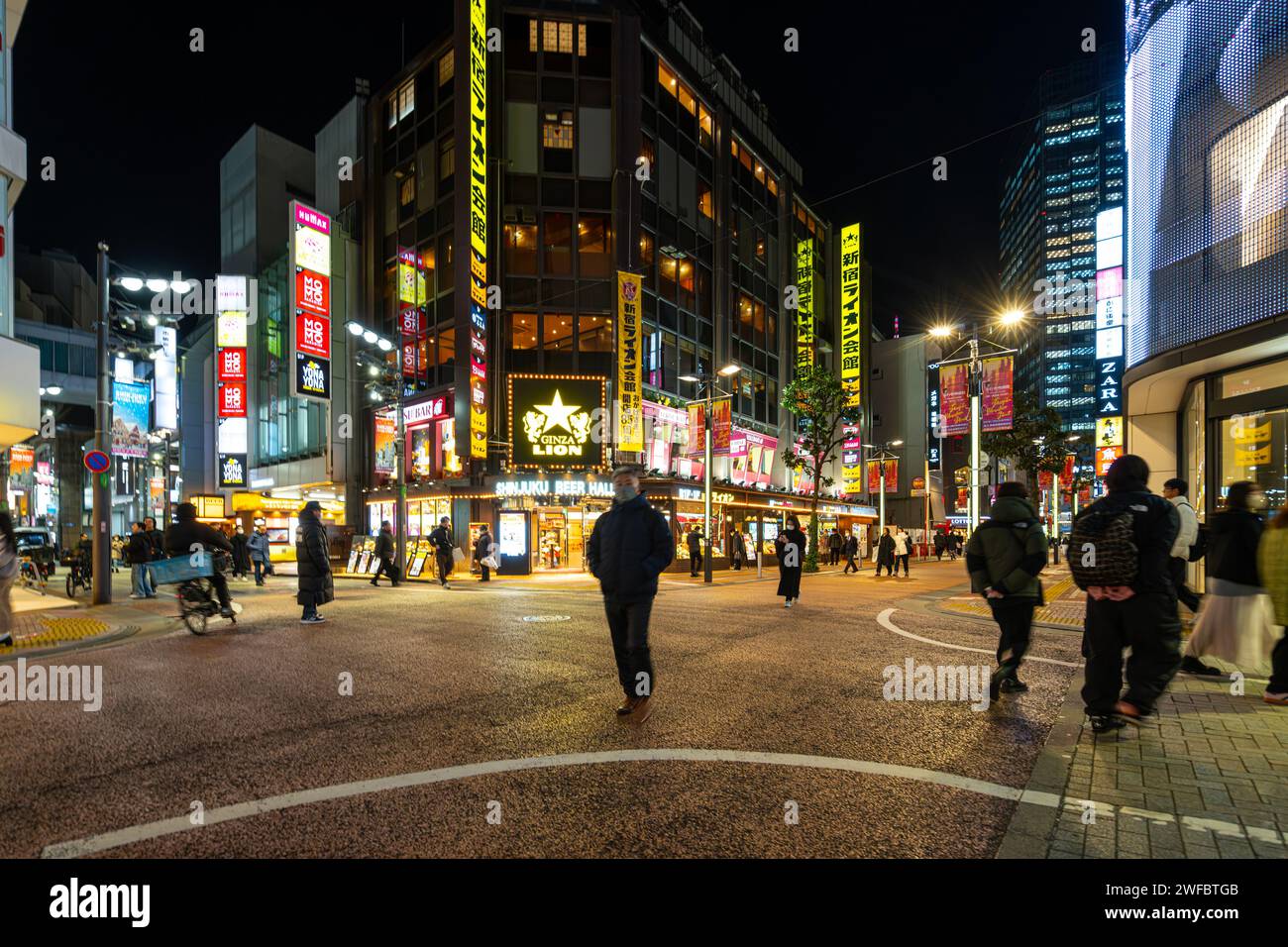 Tokio, Japan. Januar 2024. Nächtlicher Blick auf Menschen, die zwischen den Lichtern der Musashino Straße im Stadtzentrum spazieren gehen Stockfoto