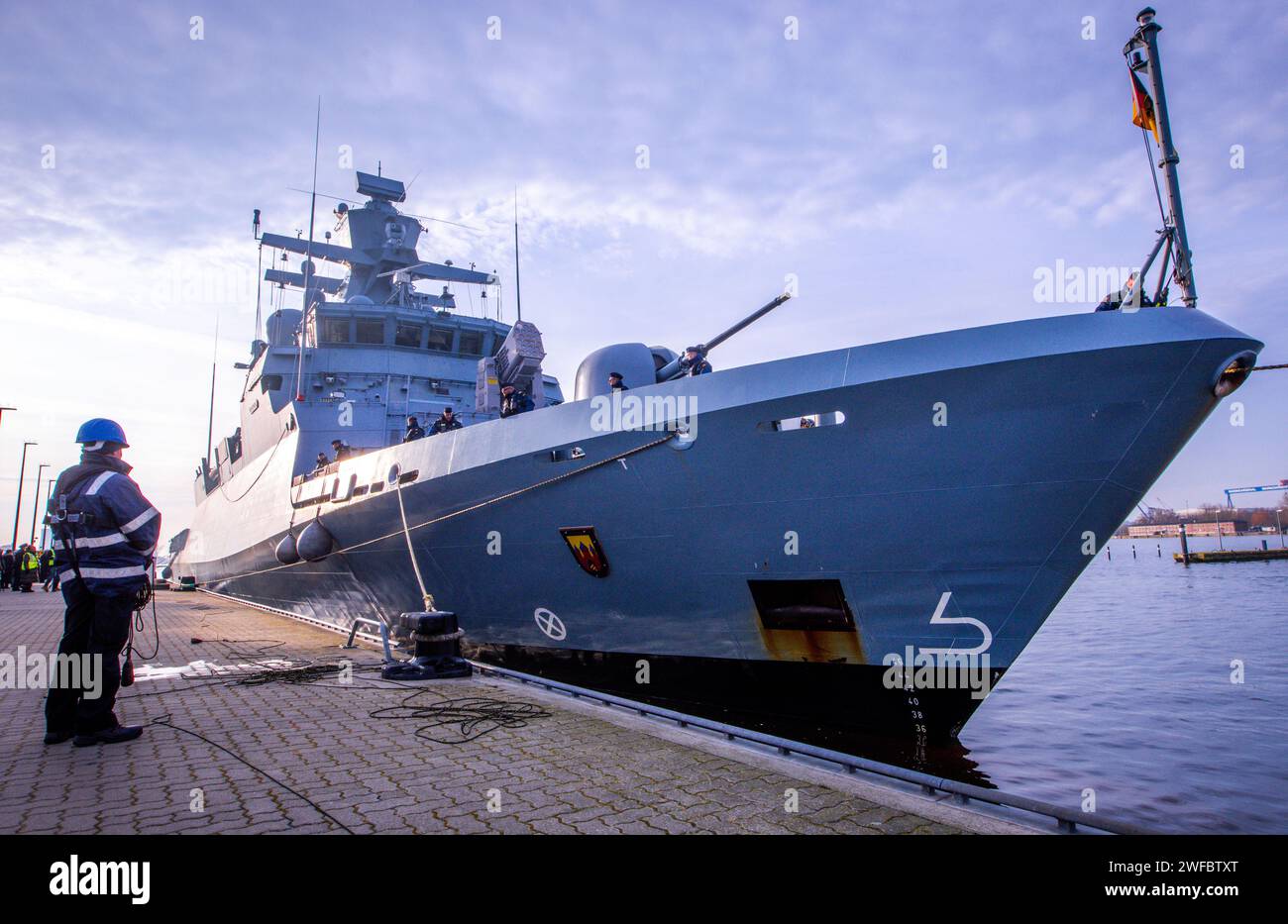 Rostock, Deutschland. 30. Januar 2024. Die Corvette Oldenburg dockt am Marinestützpunkt Warnemünde an, nachdem sie von einem Auslandseinsatz im Mittelmeer zurückgekehrt ist. Die "Oldenburg" wurde im Rahmen der UN-Mission UNIFIL (Interimstruppe der Vereinten Nationen im Libanon) im Seegebiet vor der libanesischen Küste eingesetzt und nahm als Flaggschiff auch an der NATO-Unterstützungsmission in der Ägäis Teil. Quelle: Jens Büttner/dpa/Alamy Live News Stockfoto