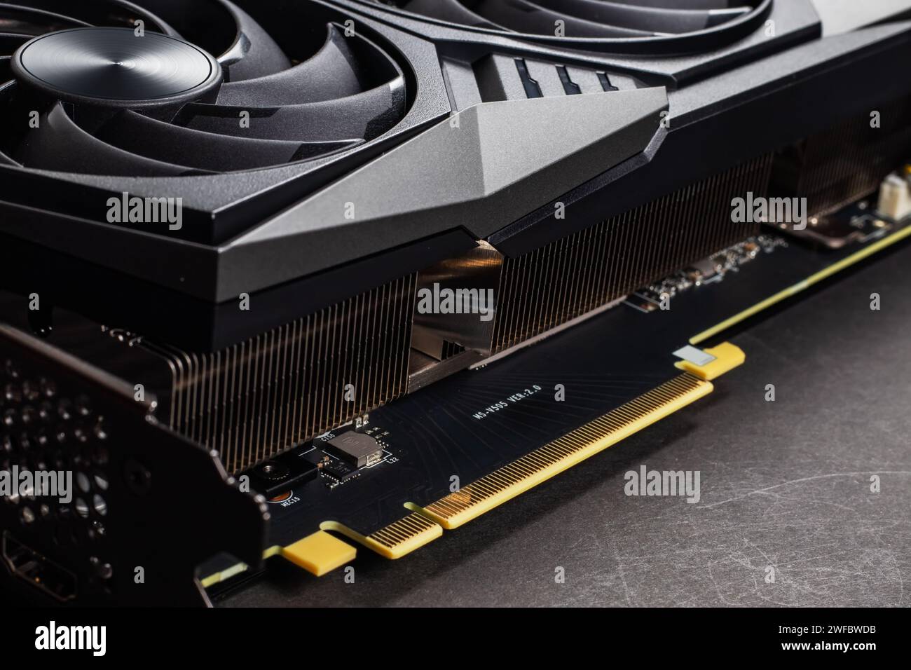 Nahaufnahme des PCI-Express-Steckplatzes. Makroaufnahme eines modernen Grafikkartenanschlusses. Stockfoto