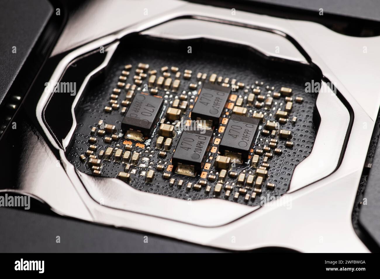 Moderne Grafikkarten-Rückwand, Hardwarekomponenten für den Bau eines PCs oder eines Bergbauplatzes. Stockfoto