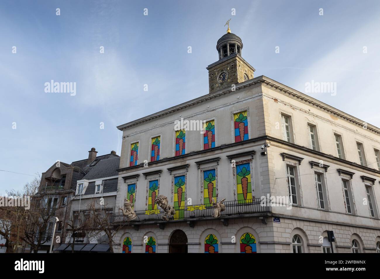 NINOVE, BELGIEN, 29. JANUAR 2024: Das Alte Rathaus in Ninove, Ostflandern, dekoriert für den Karneval. Der jährliche Karneval wird von der Stadt wi gefeiert Stockfoto