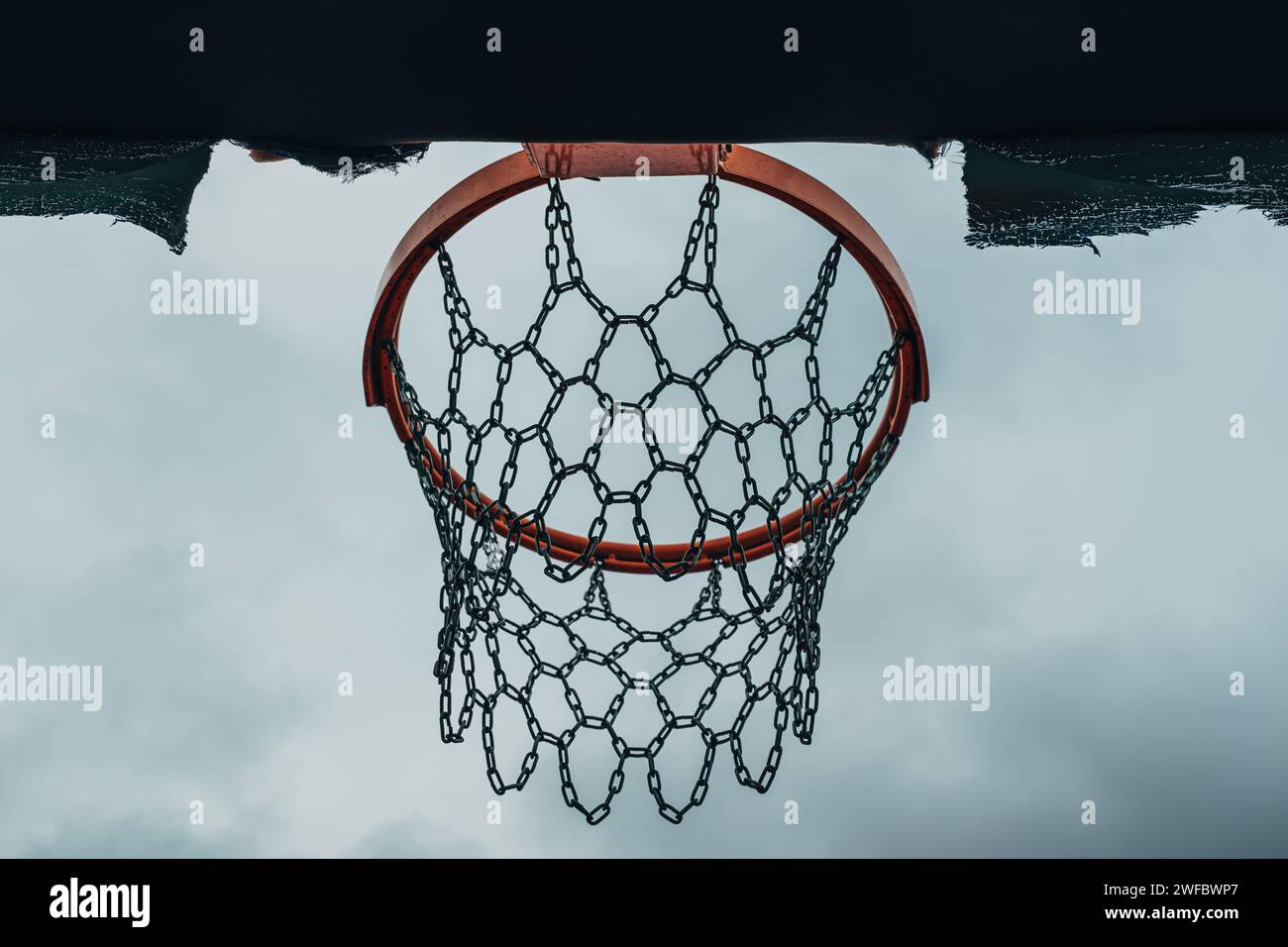Basketballkorb mit Metallkette, selektiver Fokus Stockfoto