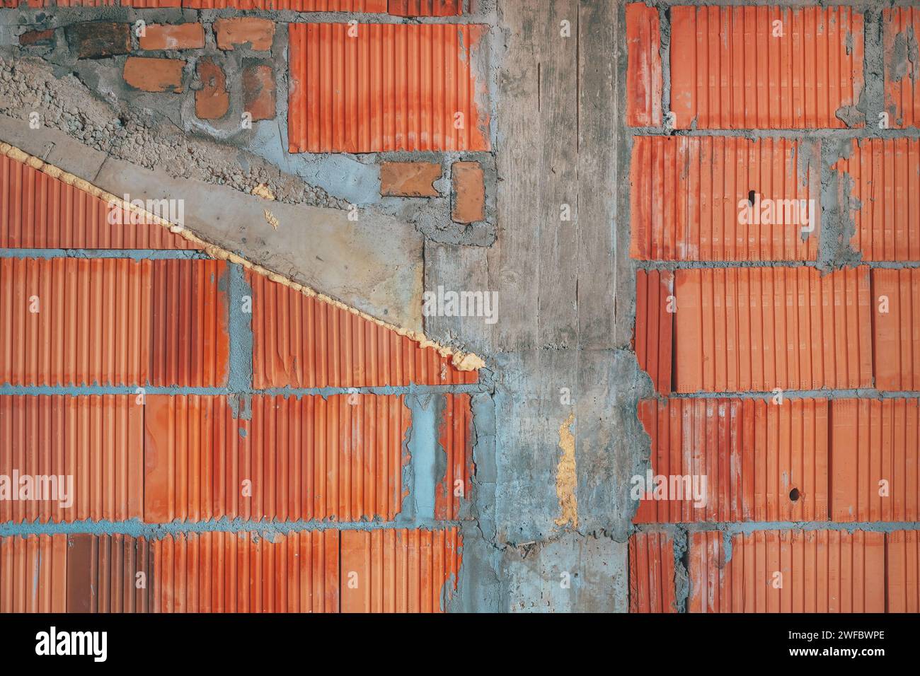 Betonbalkenbalken und thermische Tonblockwand als Hintergrund, Stockfoto