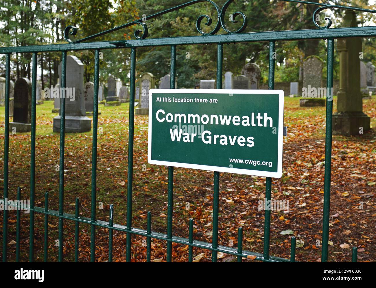 Ein Commonwealth war Graves Schild am Tor zum Kirchhof von St Mary's in Auchindoir, Aberdeenshire, Schottland, Vereinigtes Königreich. Stockfoto