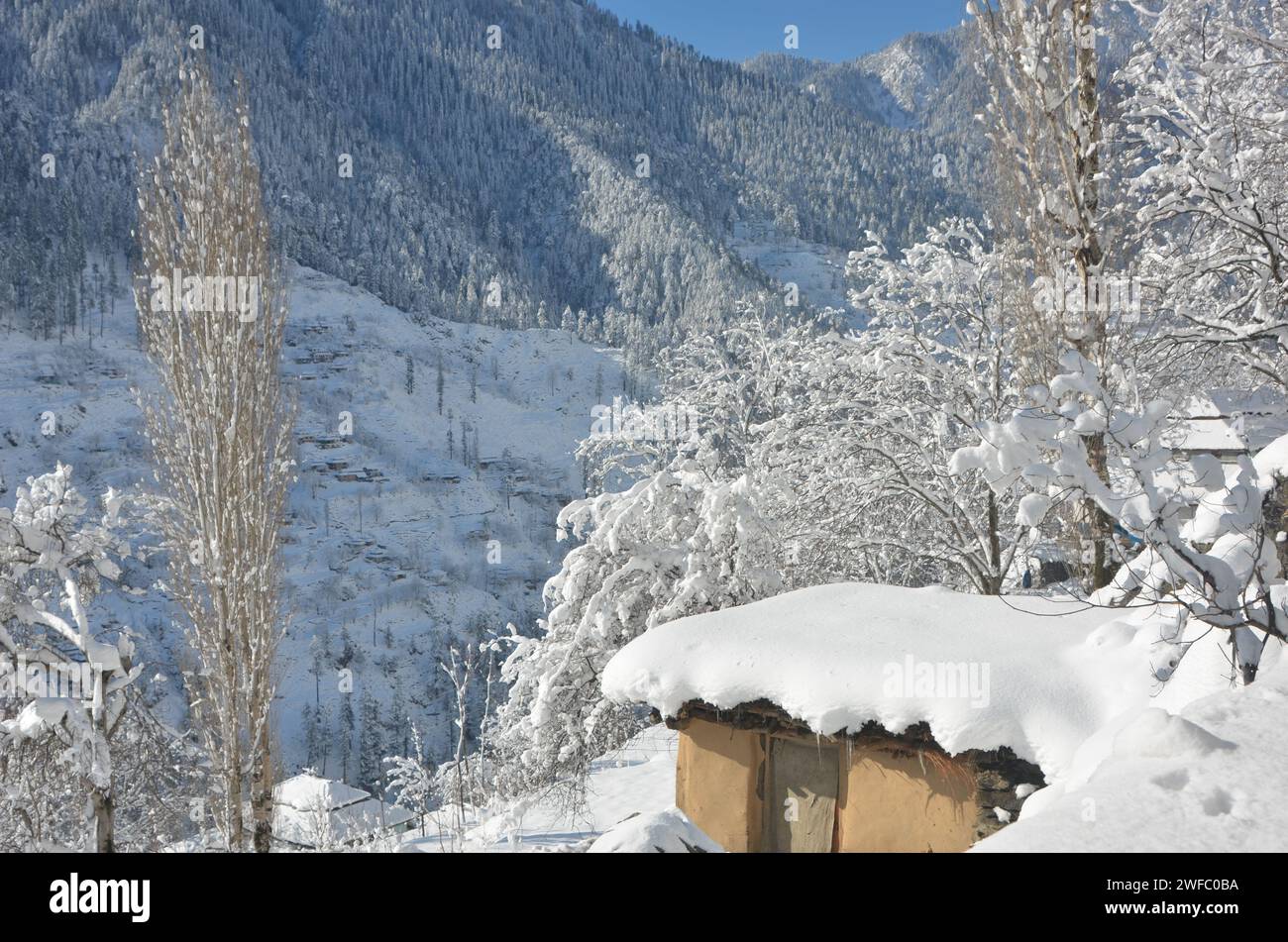 Dorfhäuser während der Wintersaison Stockfoto