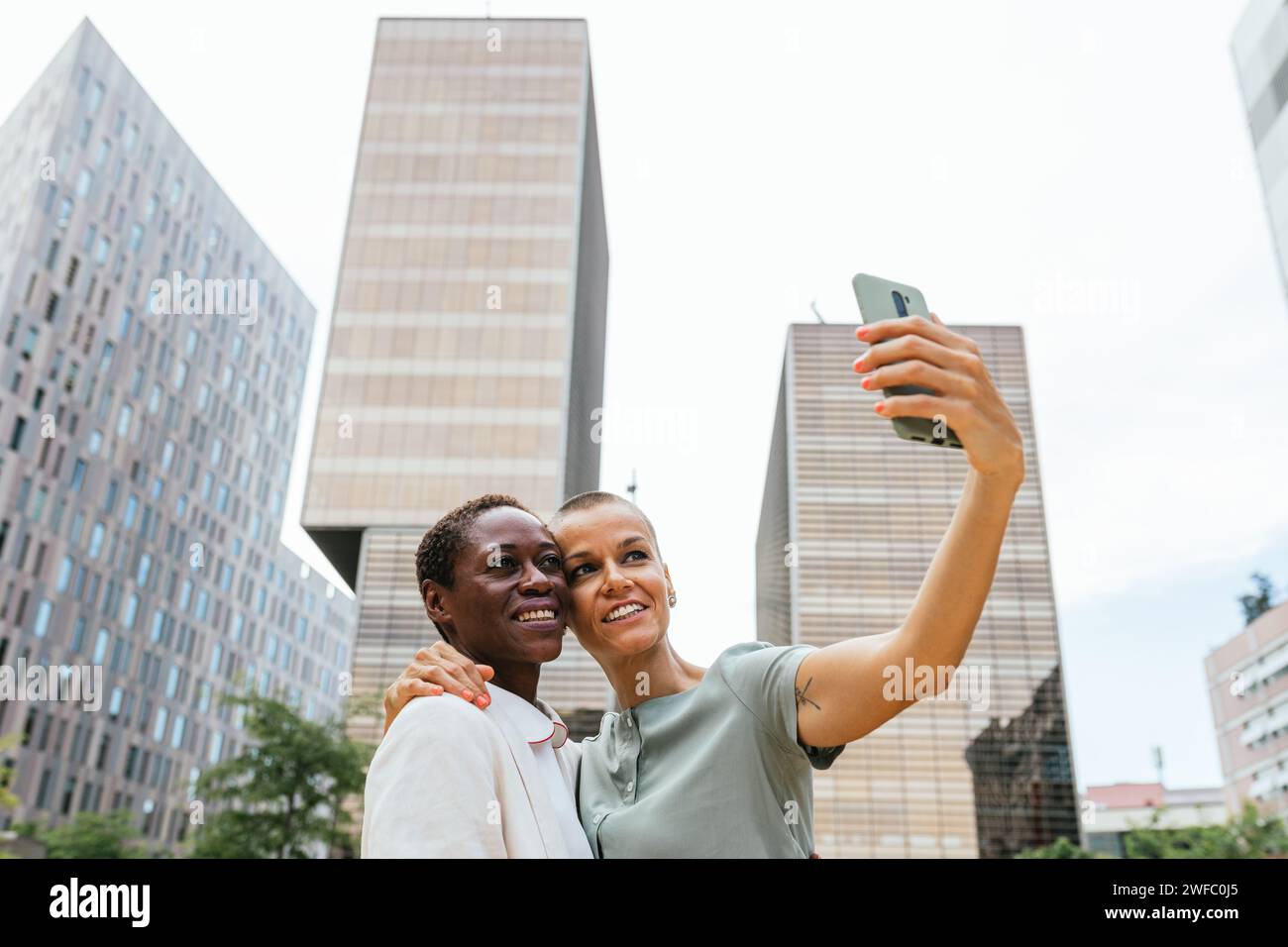 Urban Selfie: Zwei Individuen, die einen Moment in der Stadt festhalten Stockfoto