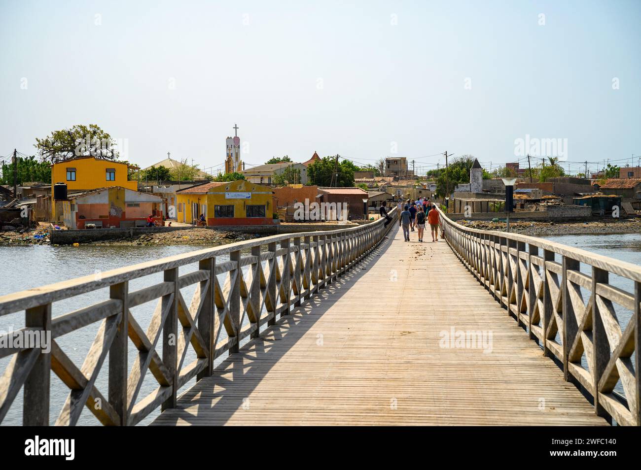 Eine hölzerne Brücke führt zum farbenfrohen Dorf Joal Fadiouth, Senegal Stockfoto