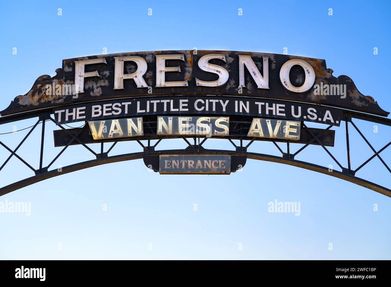 Fresno Willkommensschild über der Van Ness Avenue in Fresno, Kalifornien Stockfoto