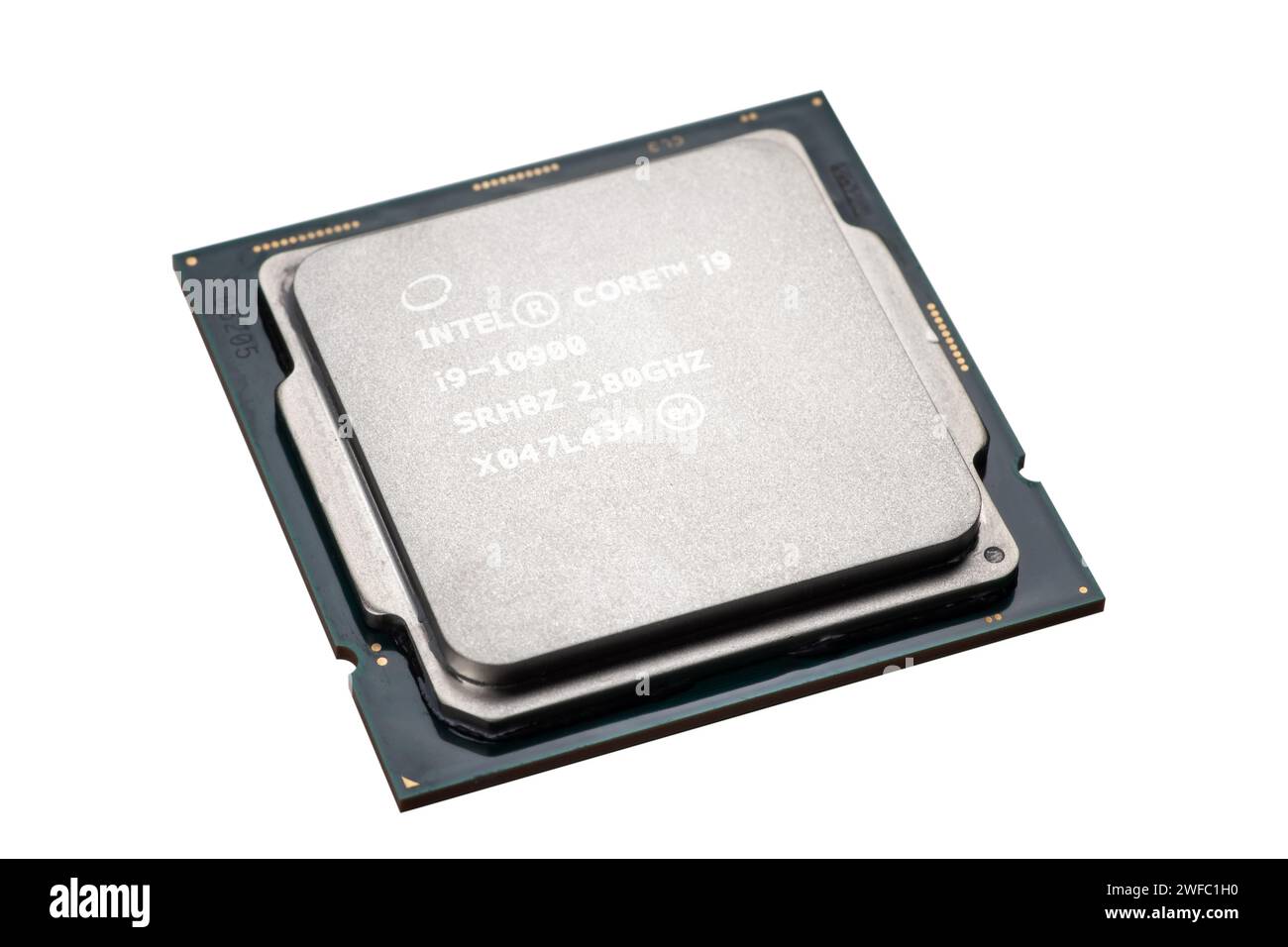CPU Intel Core i9-10900 Zentralprozessoreinheit Mikrochip, isoliert auf weißem Hintergrund. Stockfoto