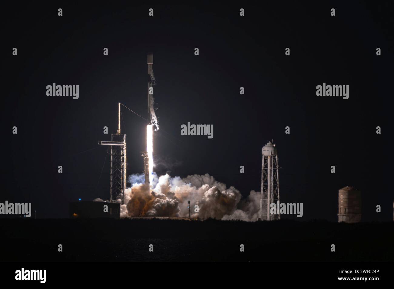 Cape Canaveral, Vereinigte Staaten von Amerika. 28. Januar 2024. Am 28. Januar 2024 in Cape Canaveral, Florida, startet eine Rakete der SpaceX Falcon 9 mit Starlink 6-38-Kommunikationssatelliten vom Launch Complex 39A im Kennedy Space Center in den Nachthimmel. Quelle: Joshua Conti/US Space Force/Alamy Live News Stockfoto