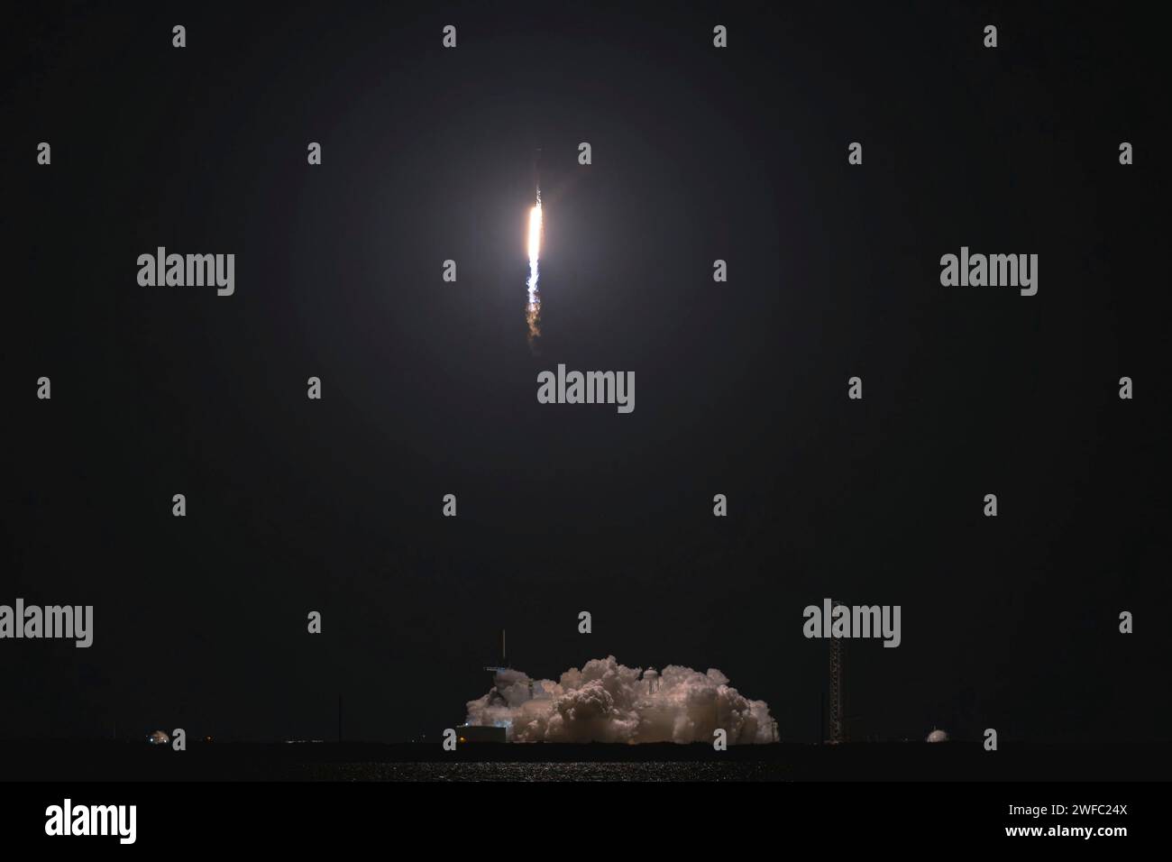 Cape Canaveral, Vereinigte Staaten von Amerika. 28. Januar 2024. Am 28. Januar 2024 in Cape Canaveral, Florida, startet eine Rakete der SpaceX Falcon 9 mit Starlink 6-38-Kommunikationssatelliten vom Launch Complex 39A im Kennedy Space Center in den Nachthimmel. Quelle: Joshua Conti/US Space Force/Alamy Live News Stockfoto