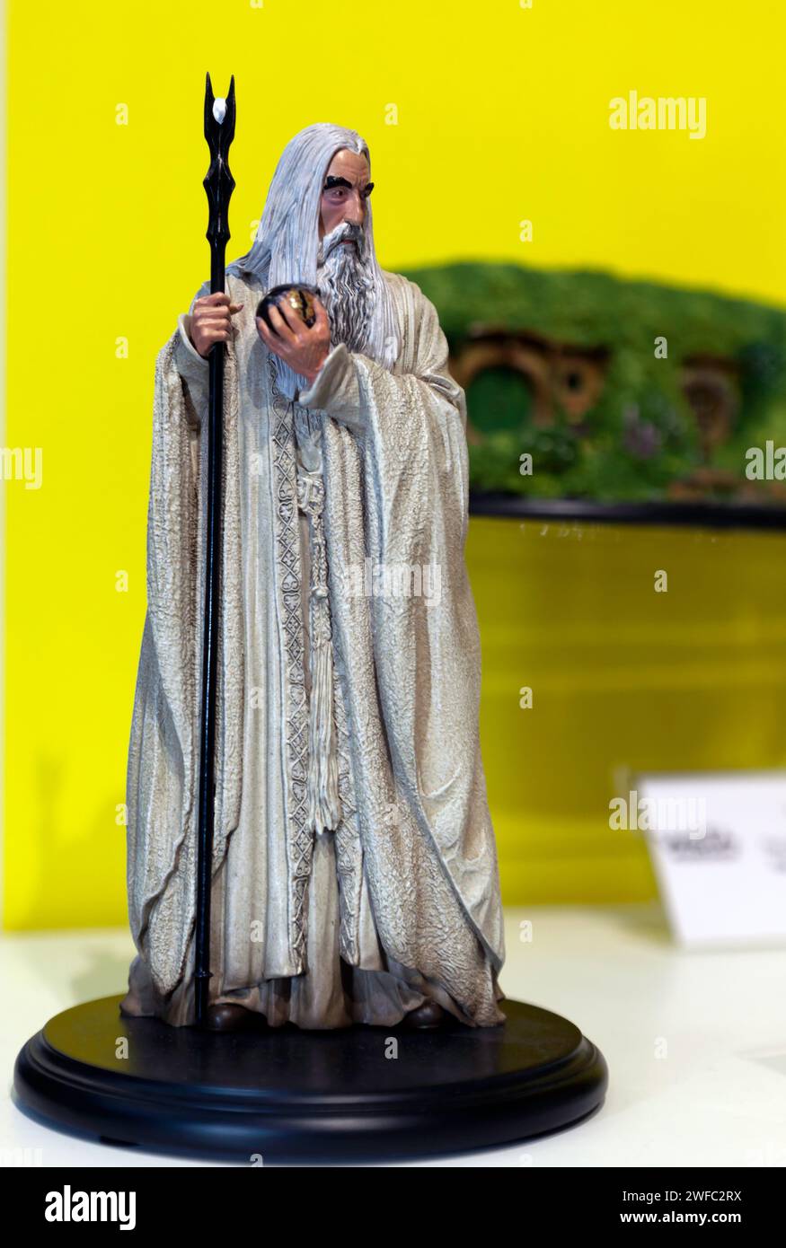 Nahaufnahme des Herrn der Ringe, Saruman, die weiße Statue, auf der Spielzeugmesse 2024 in Olympia Stockfoto