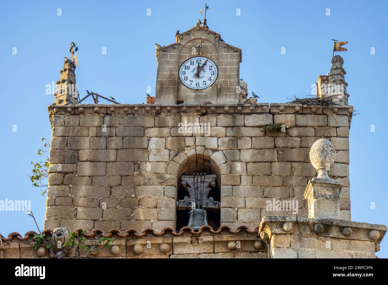 Detalle de la torre de la iglesia de Santa Marina en Cañaveral, Cáceres, España Stockfoto