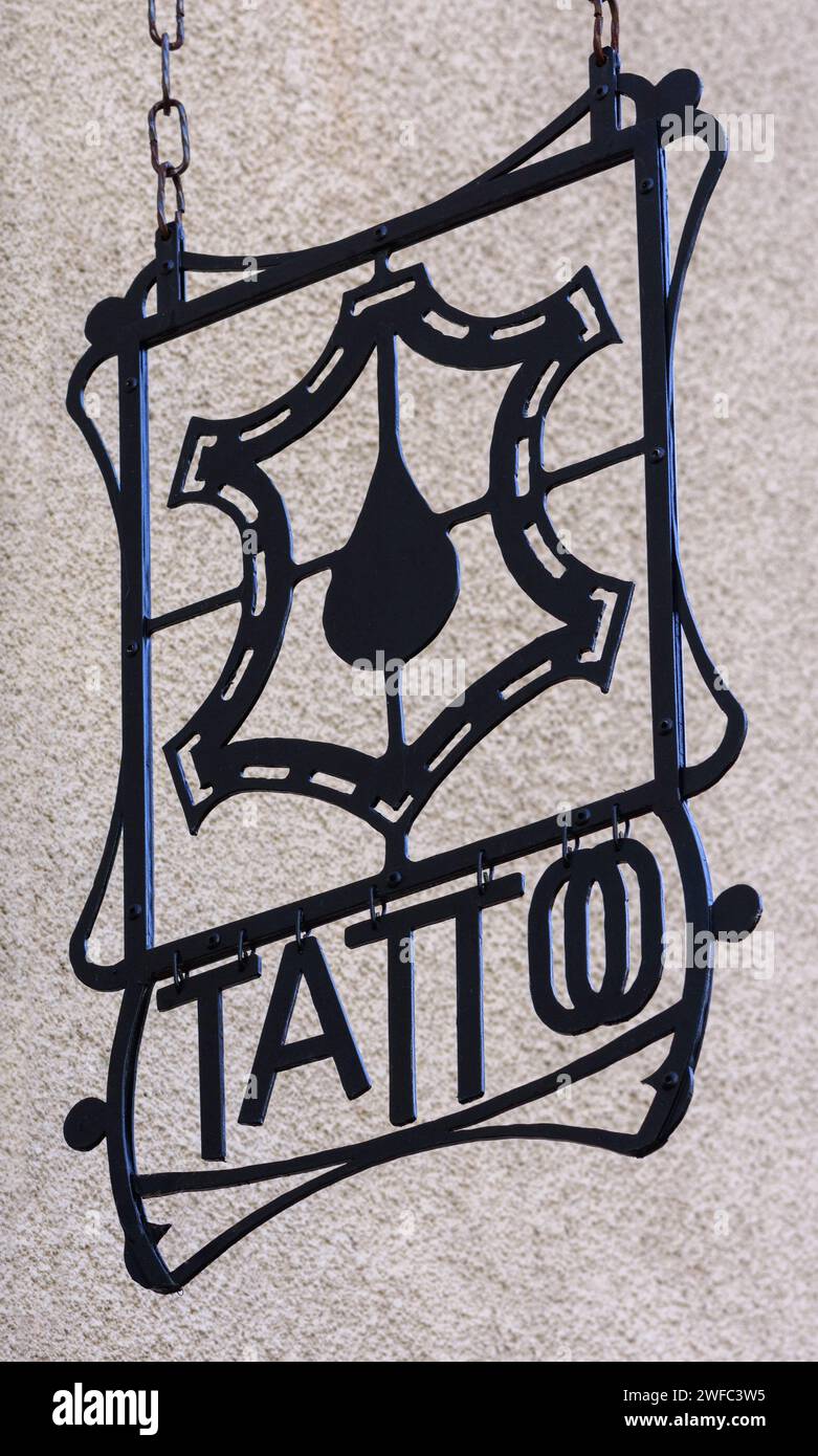 Hängeschild für Tattoo Shop in Le Blanc, Indre (36), Frankreich. Stockfoto