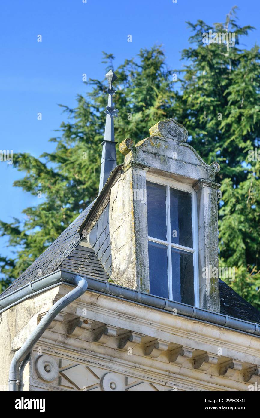 Dachgiebelfenster eines sehr kleinen Dachzimmers über dem Haus aus dem 19. Jahrhundert in Le Blanc, Indre (36), Frankreich. Stockfoto
