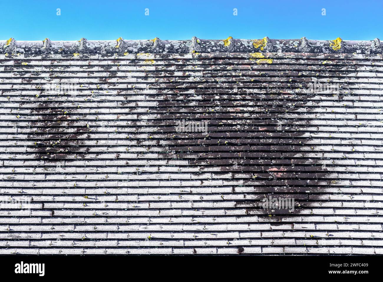 Frühmorgendfrost auf dem Dach des Ziegelhauses - im Zentrum Frankreichs. Stockfoto