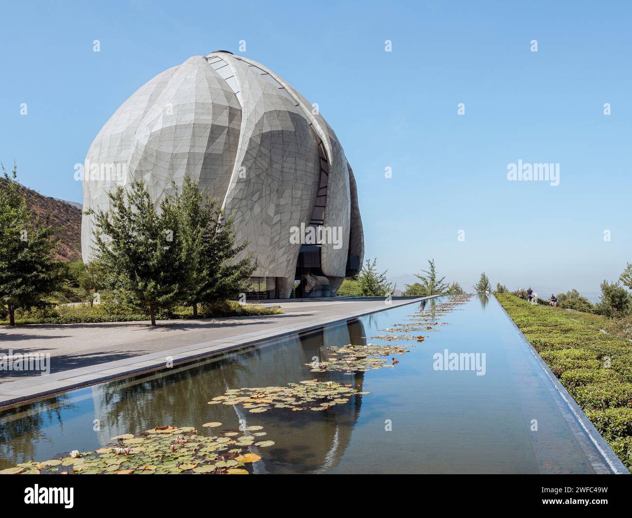 Der Tempel in einem angelegten Garten mit Teich. Bahá í Tempel Südamerikas, Santiago, Chile. Architekt: Hariri Pontarini Architects, 2016. Stockfoto