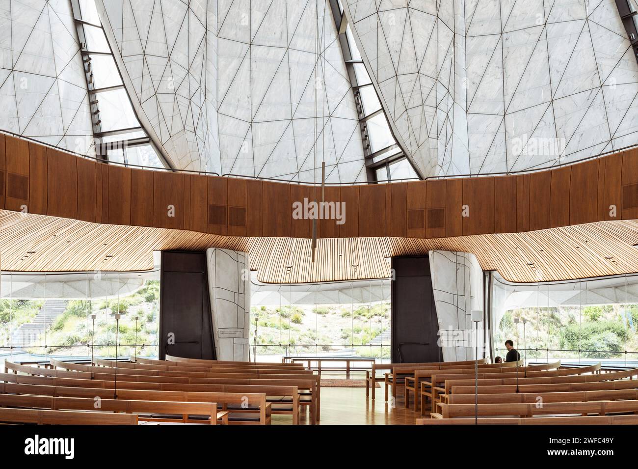 Tempelinnenraum mit Holzbänken und Blick auf durchscheinende Flügel. Bahá í Tempel Südamerikas, Santiago, Chile. Architekt: Hariri Pontarini Archit Stockfoto