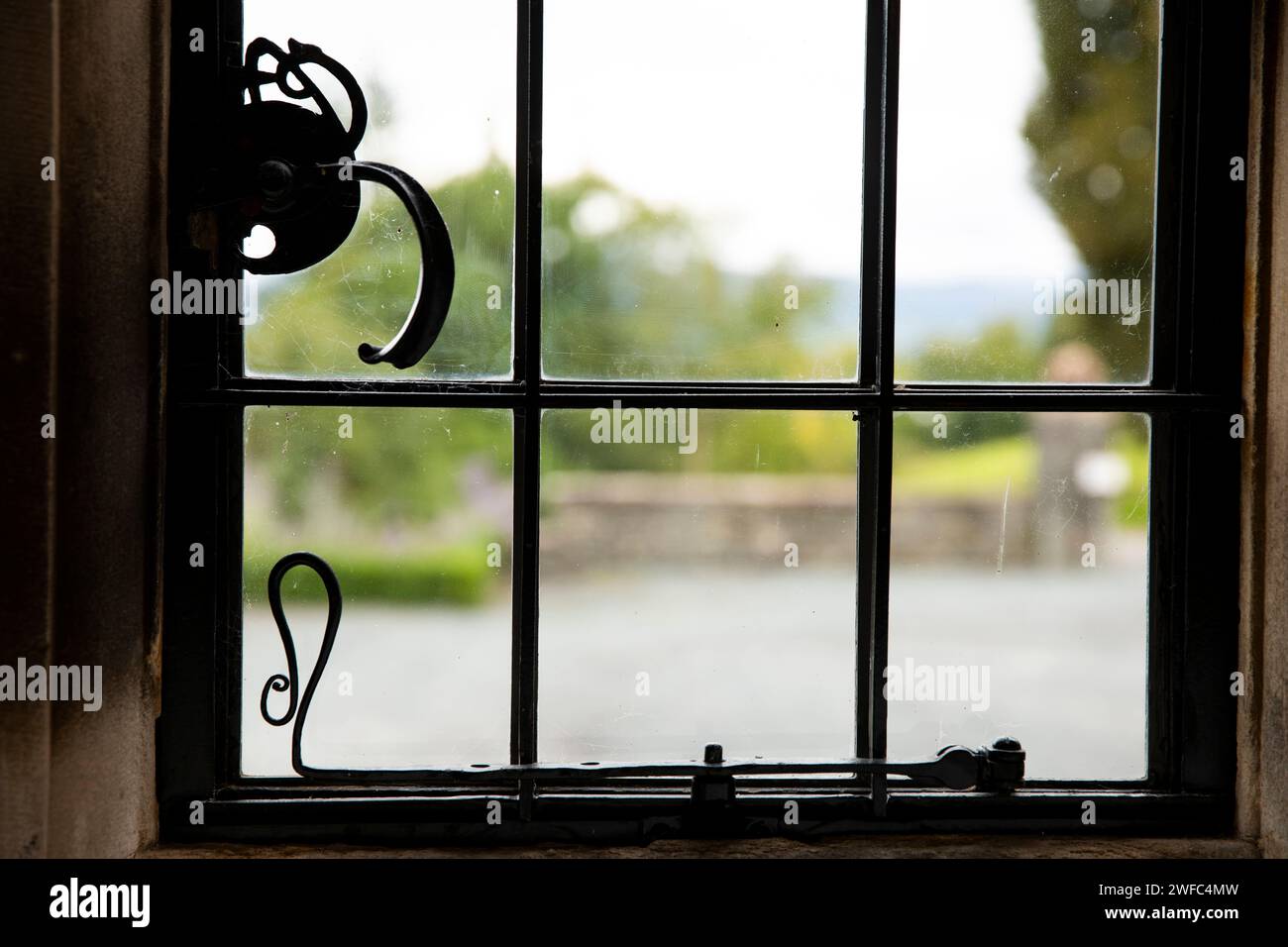 Großbritannien, Cumbria, Bowness on Windermere, Blackwell, Arts and Crafts House, Fenster mit handgeschmiedeten Verriegelungen Stockfoto