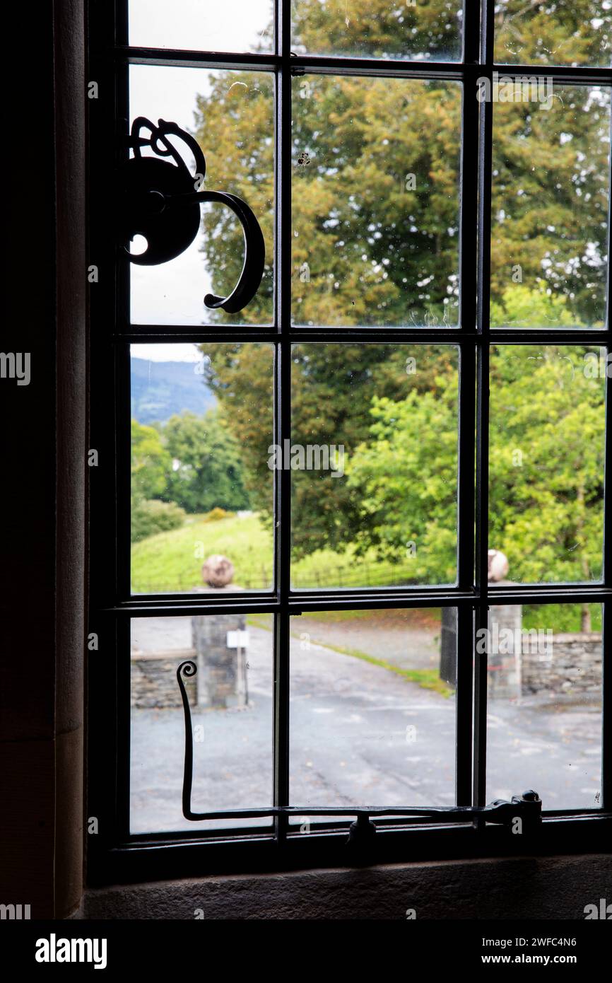 Großbritannien, Cumbria, Bowness on Windermere, Blackwell, Arts and Crafts House, Fenster mit handgeschmiedeten Verriegelungen Stockfoto