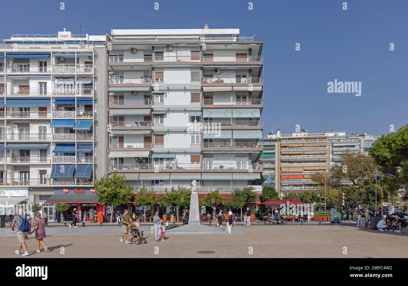 Thessaloniki, Griechenland - 22. Oktober 2023: Leute spazieren an der Nikis Avenue Promenade Waterfront sonniger Herbst Sonntagnachmittag in der Stadt. Stockfoto