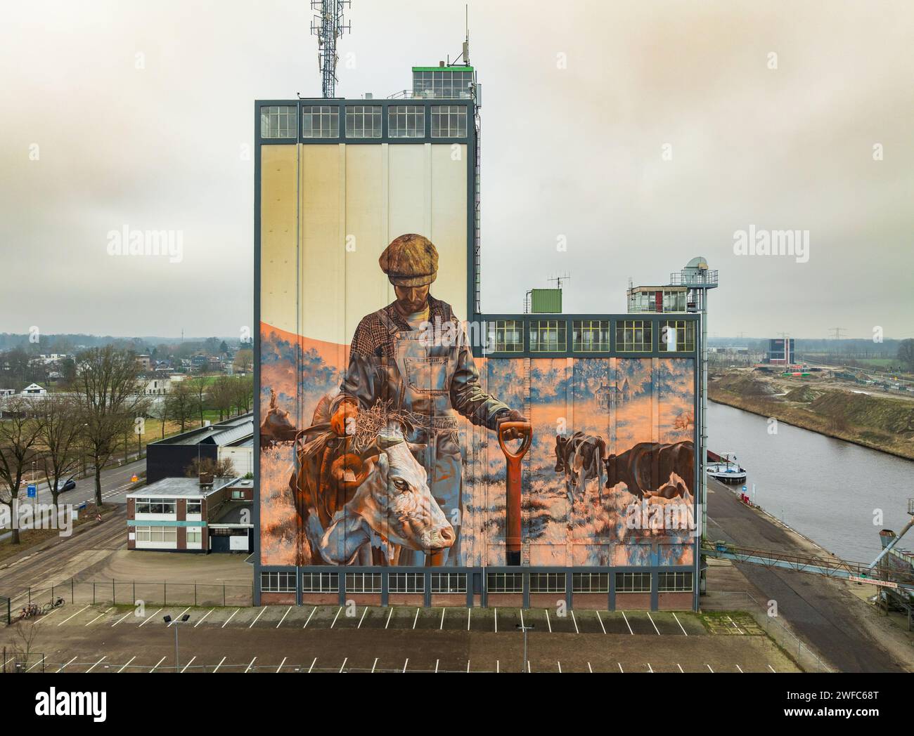 LOCHEM, NIEDERLANDE - 20. JANUAR 2024: Kunstwerke an einem großen Gebäude im Rahmen der Achterhoek Silo Art Tour, bei der Scheunen, Silos und andere Landwirtschaftsbetriebe entstehen Stockfoto