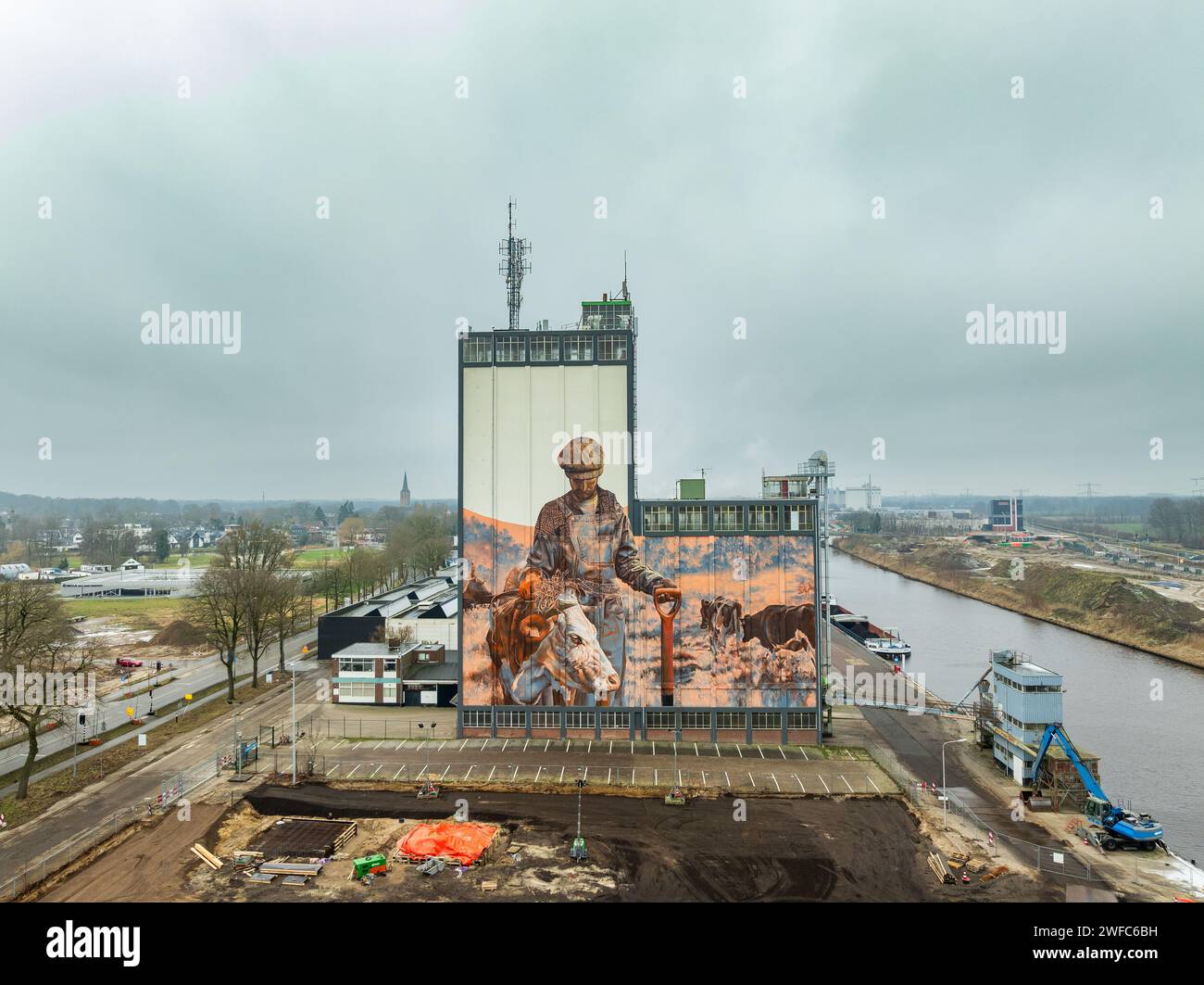 LOCHEM, NIEDERLANDE - 20. JANUAR 2024: Kunstwerke an einem großen Gebäude im Rahmen der Achterhoek Silo Art Tour, bei der Scheunen, Silos und andere Landwirtschaftsbetriebe entstehen Stockfoto