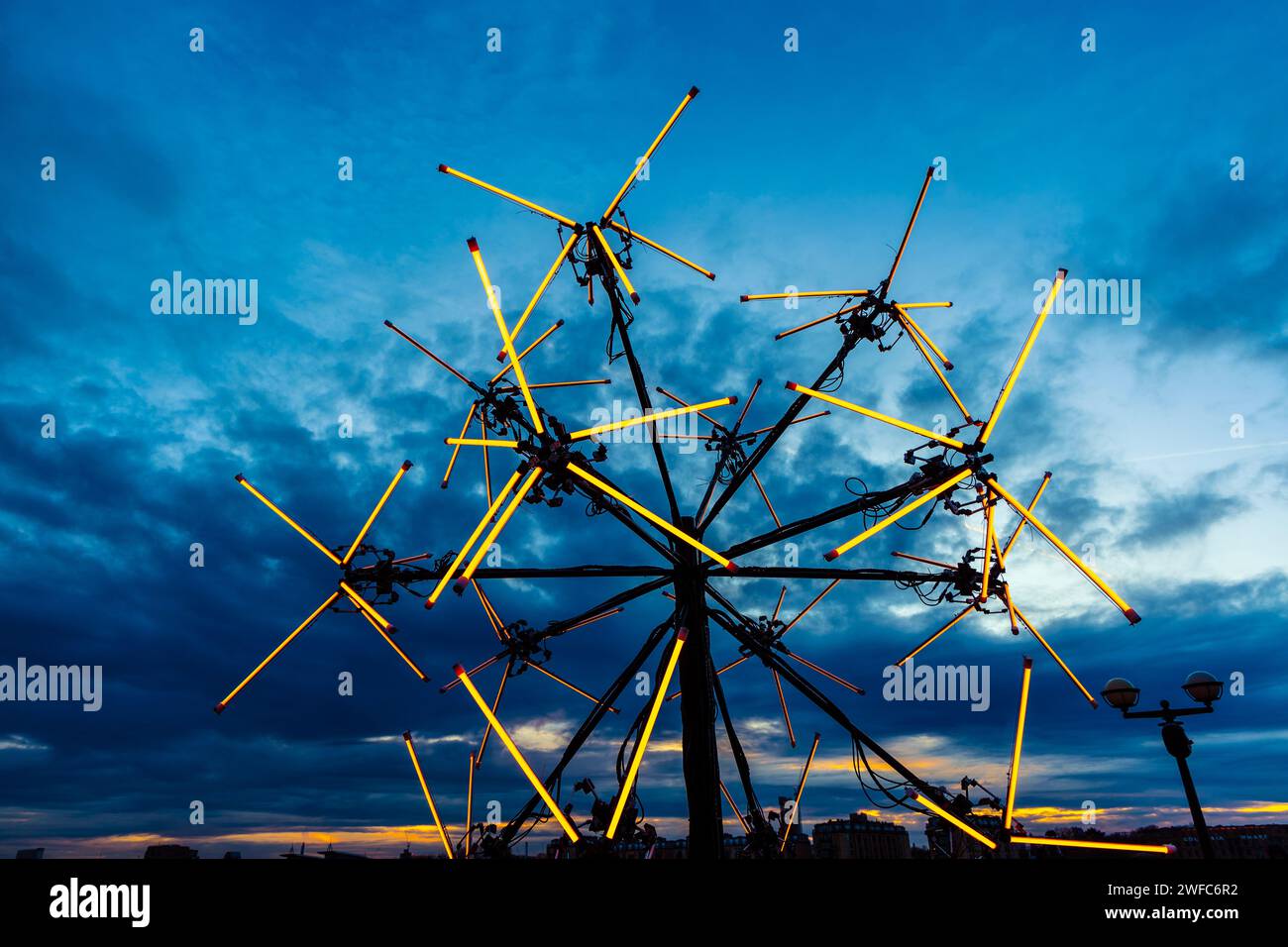 „Neuron“ von Juan Fuentes bei Canary Wharf Winter Lights 2024, London, Großbritannien Stockfoto