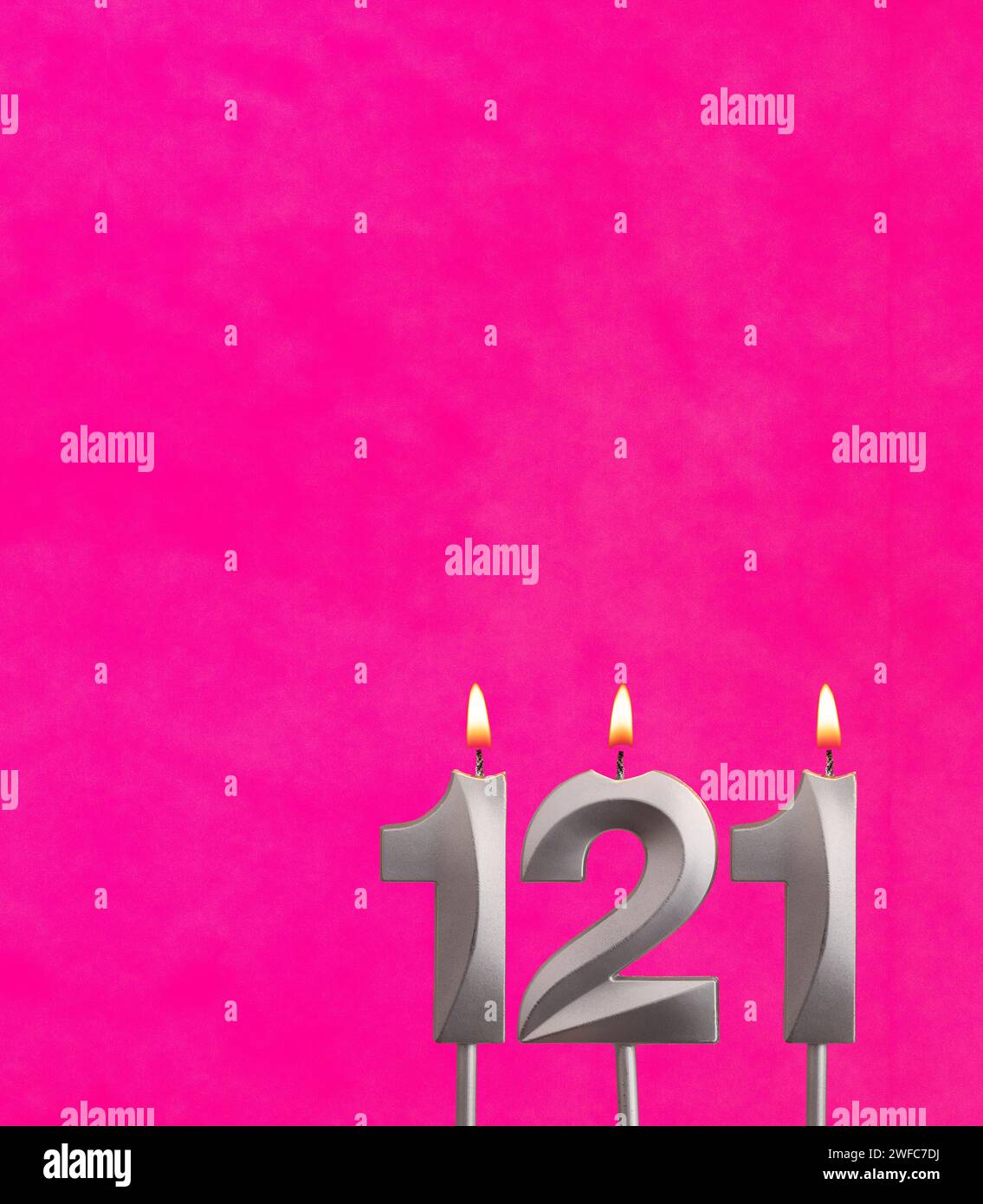 Kerze Nummer 121 - Geburtstagsfeier auf Fuchsia Hintergrund Stockfoto