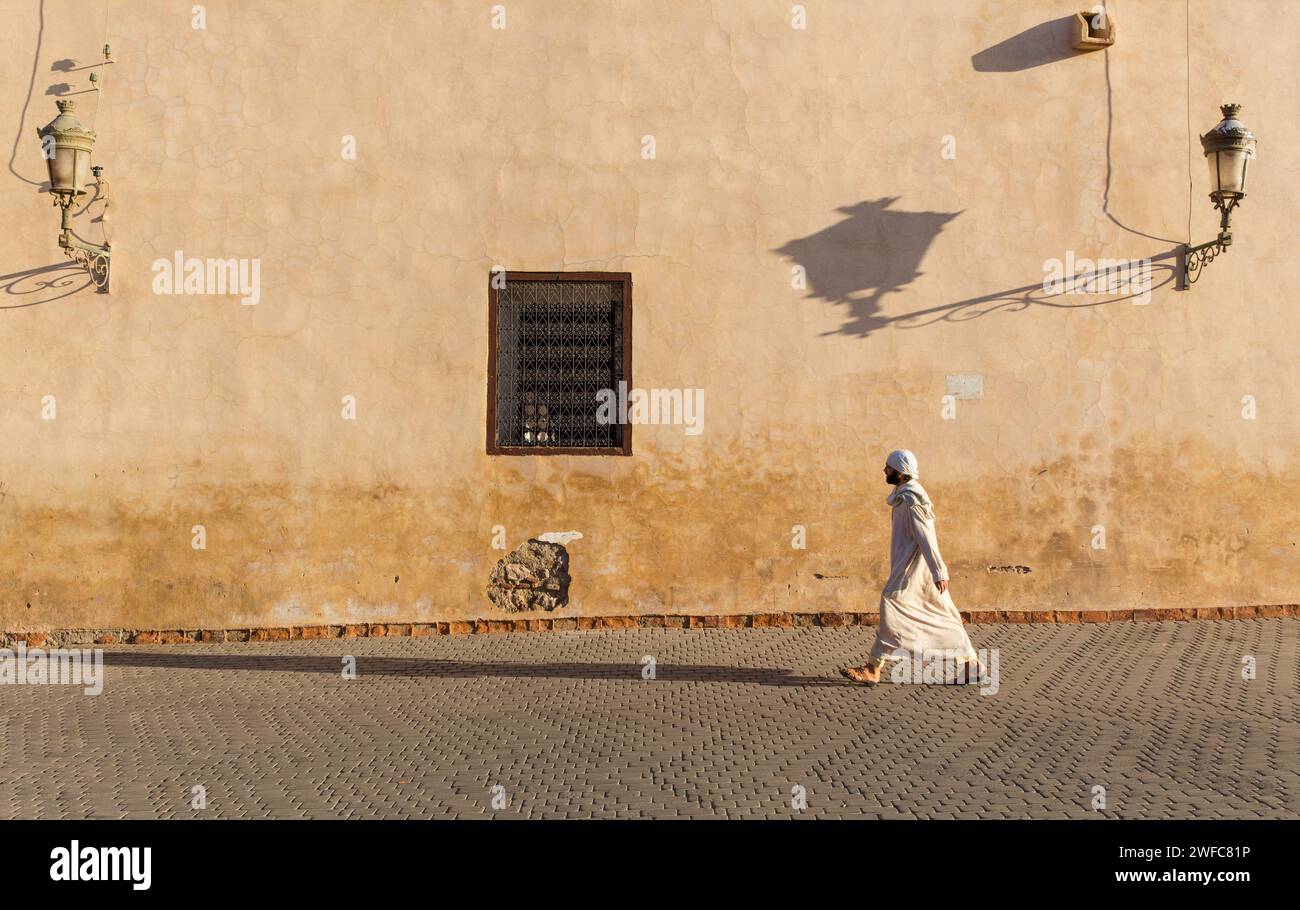 Nordafrika Marokko Marrakesch Marrakesch Medina marokkanischer Mann auf der Straße mit traditionellem Trachtenkleid djellaba gallabea Jillaba Kleidung Wandern Stockfoto