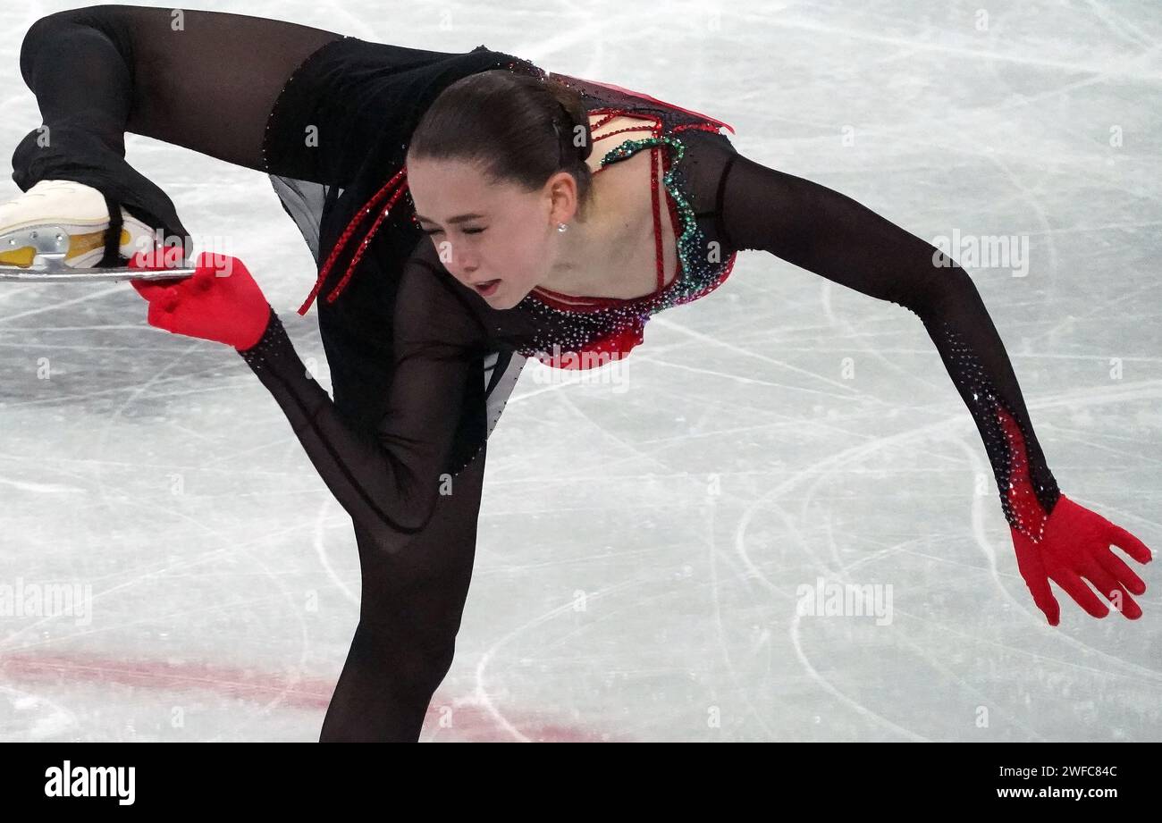 Dateifoto vom 7. Februar 2022 zeigt die ROC-Athletin Kamila Valieva, die während des Freilauf-Events der Mannschaftsfiguren bei den Olympischen Winterspielen 2022 im Capital Indoor Stadium auftritt. Peking, China, die russische Skaterin Kamila Valieva, die erst 15 Jahre alt war, als sie sich bei den Olympischen Winterspielen 2022 im Herzen eines Dopingskandals befand, ist seit vier Jahren verboten. Das Urteil bedeutet, dass Russland sicher sein Mannschaftsgold von den Spielen genommen wird, und die Internationale Eislaufunion erwartet, dass sie am Dienstag offiziell ankündigen wird, dass die Medaille an die U gehen wird Stockfoto