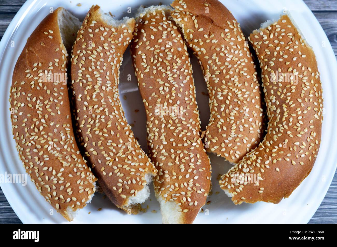 Simit, Rosquilla, ein kreisförmiges Brot, das in der Regel mit Sesamsamen oder, seltener, Mohn-, Flachs- oder Sonnenblumenkernen bedeckt ist Stockfoto