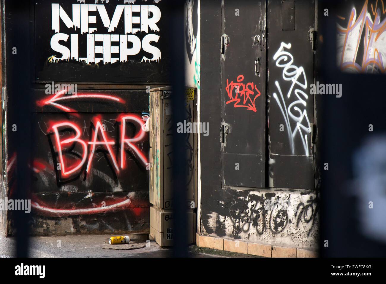 Belgrad, Serbien - 22. Januar 2024: Graffiti-Schild an der Ecke der Stadtpassage, das einen Weg zur Tauchbar im Keller zeigt, die nie schläft Stockfoto