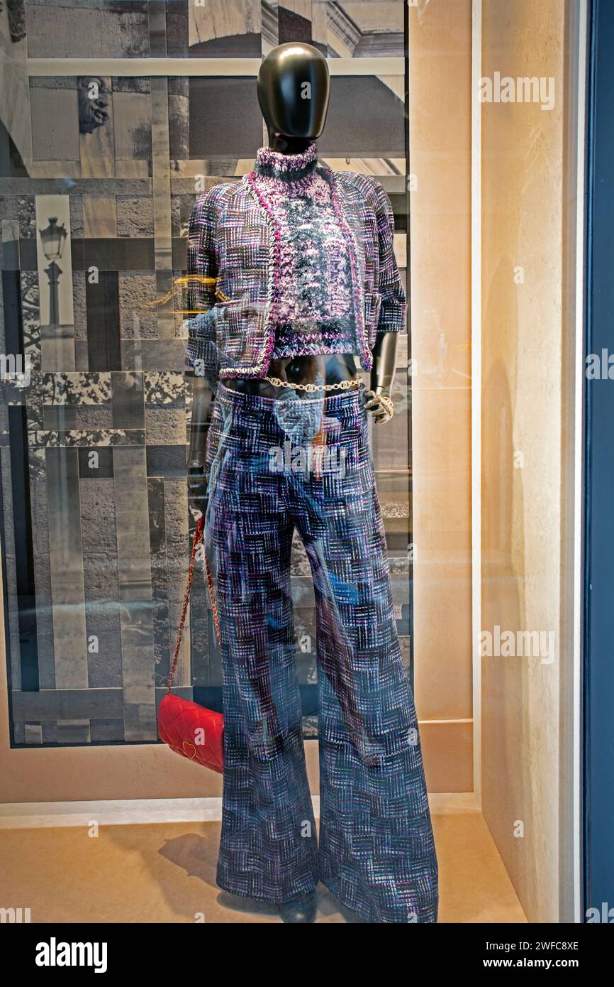 Damenpuppe in einem stylischen Damenhosenanzug. Mode Und Style Stockfoto