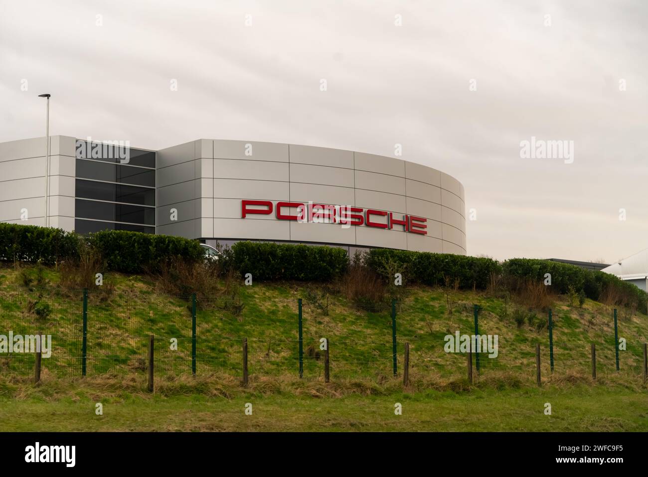 porsche-Schild am Händlerbetrieb Stockfoto