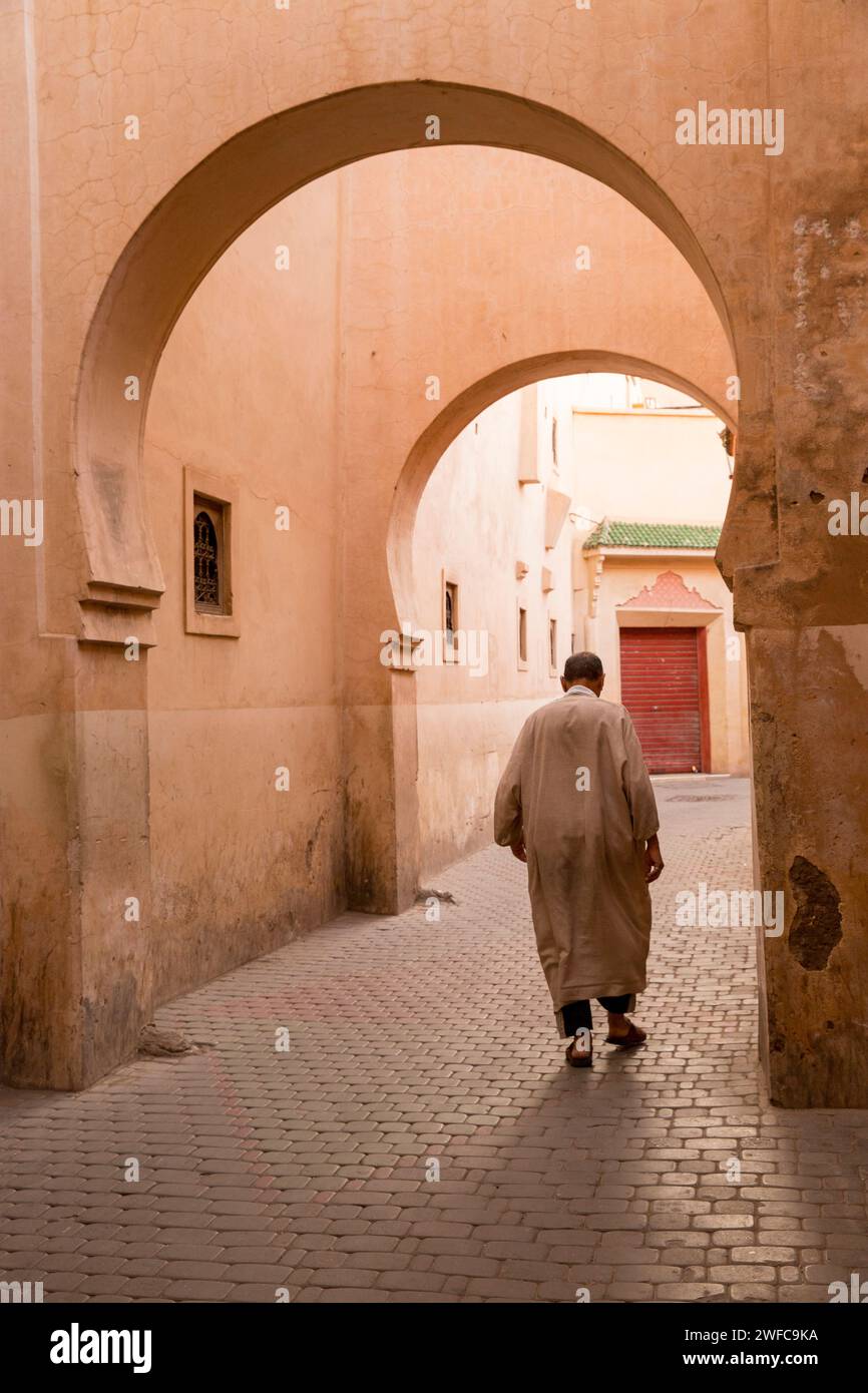 Nordafrika Marokko Marrakesch Marrakesch Medina marokkanischer Mann auf der Straße mit traditionellem Trachtenkleid djellaba gallabea Jillaba Kleidung Wandern Stockfoto