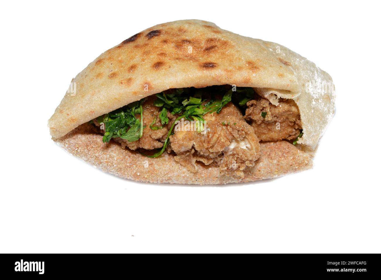 Rinderhirn bedeckt mit Mehl und frittiert in heißem Öl, ein Sandwich aus gebratenem Hirn in einem traditionellen ägyptischen Fladenbrot mit Weizenkleie und Mehl, Stockfoto