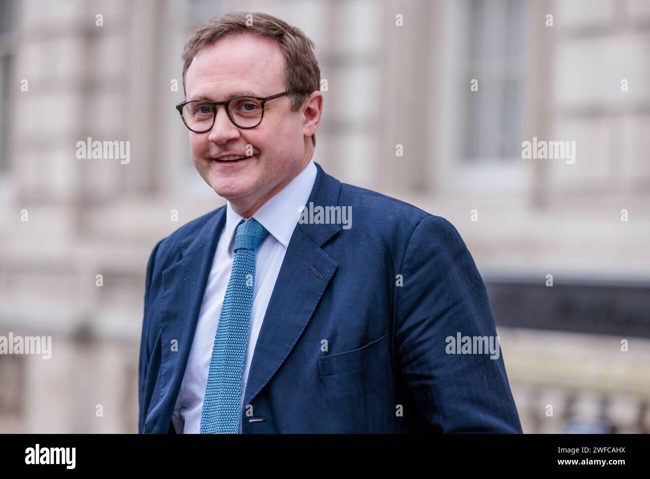 Downing Street, London, Großbritannien. 30. Januar 2024. Tom Tugendhat MBE Abgeordneter, Staatsminister (Minister für Sicherheit) im Innenministerium, verlässt das Kabinettsbüro nach der wöchentlichen Kabinettssitzung in der Downing Street 10. Foto: Amanda Rose/Alamy Live News Stockfoto