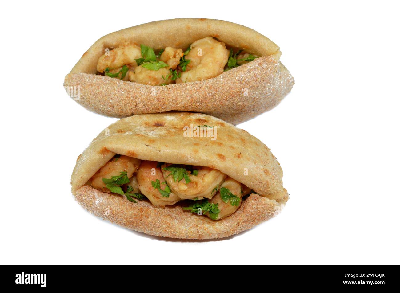 Gebratene Garnelen bedeckt mit Mehl und in tiefem heißem Öl frittiert, ein Sandwich gebratener Garnelen in einem traditionellen ägyptischen Fladenbrot mit Weizenkleie und Mehl Stockfoto
