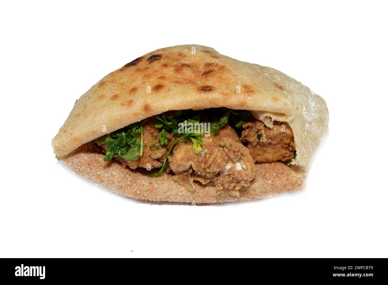 Rinderhirn bedeckt mit Mehl und frittiert in heißem Öl, ein Sandwich aus gebratenem Hirn in einem traditionellen ägyptischen Fladenbrot mit Weizenkleie und Mehl, Stockfoto