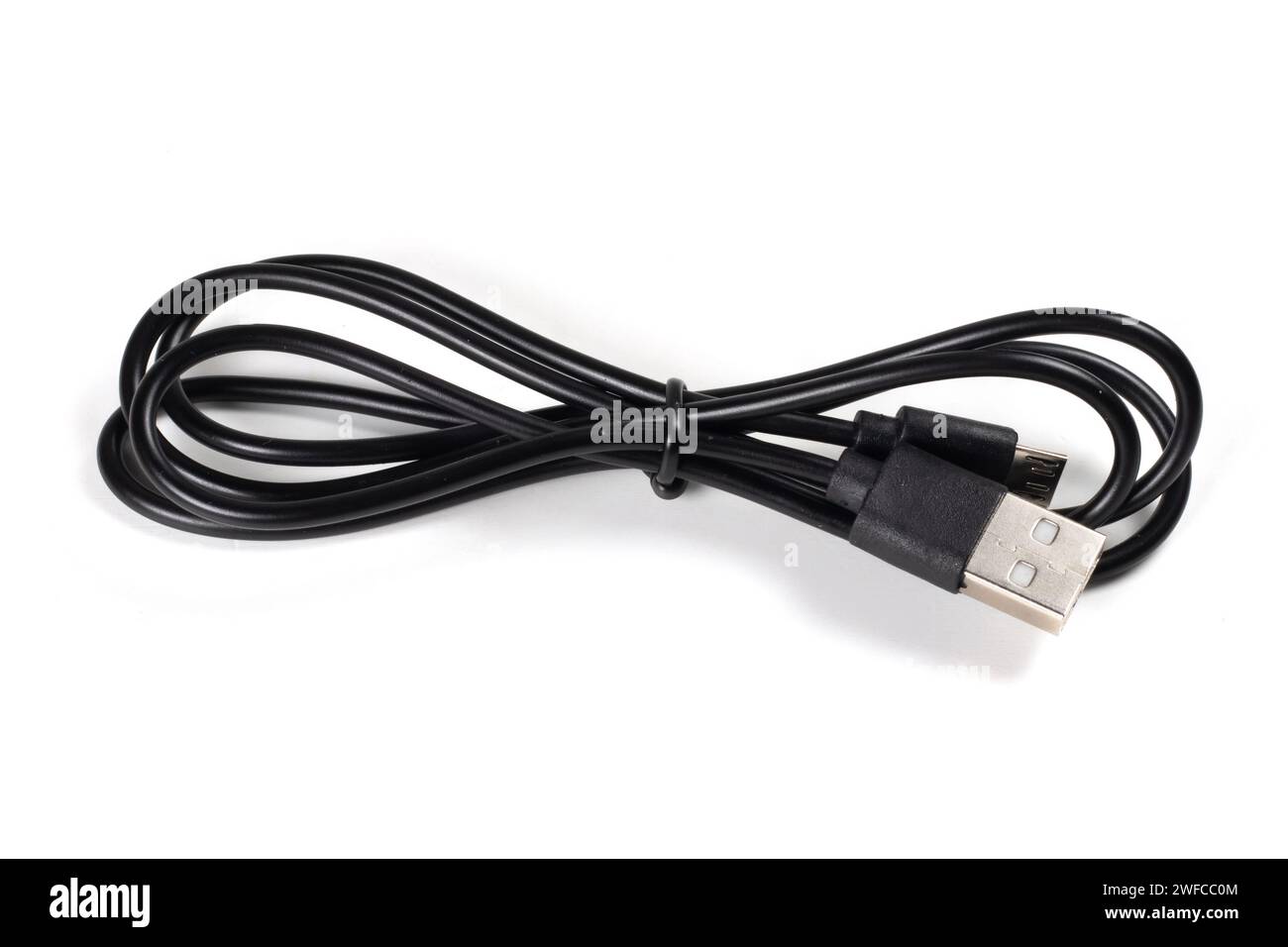 Nahaufnahme eines USB-Kabels mit Standard-A- und Micro-USB-Standard-B-Steckverbindern auf weißem Hintergrund. Schwarzes Kabel für die Datenübertragung zwischen devi Stockfoto