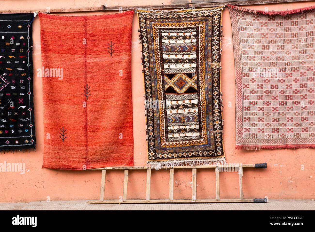 Nordafrika Marokko Marrakesch Marrakesch Medina Altstadt mit traditionellen marokkanischen Teppichen Marktplatz auf den Souk Märkten Stockfoto