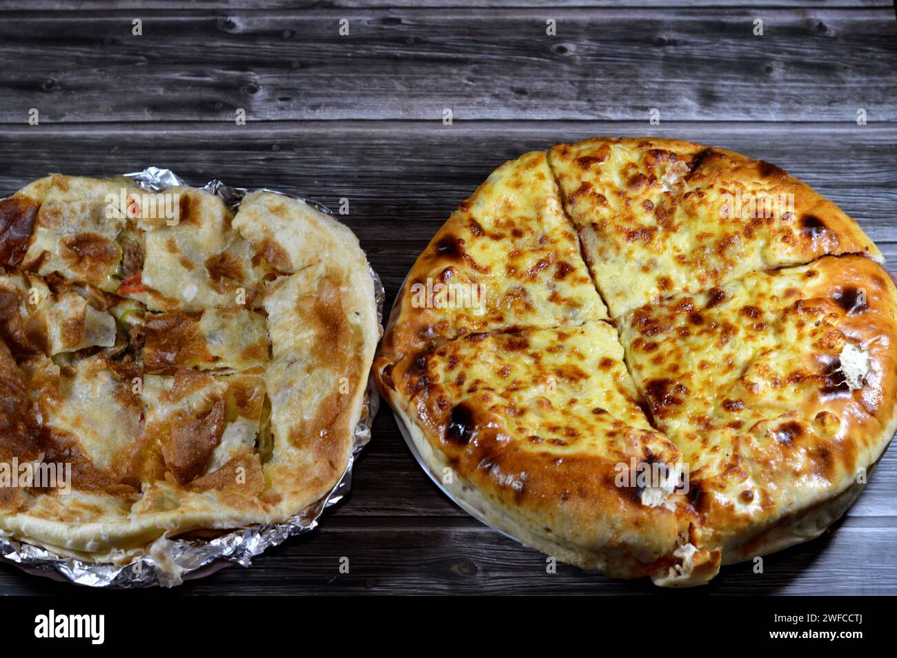 Hintergrund des mehrschichtigen gebackenen Pizzakuchens, besteht aus Schichten von Salami, Grillhähnchen, Käsemischung, Rindfleisch, Wurst, Mozzarella-Käse und Fleischsau Stockfoto