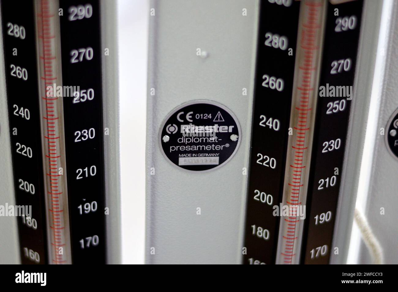 Kairo, Ägypten, 20. Januar 2024: Riester Blutdruckmessgerät misst Quecksilber-Sphygmomanometer, mit aufblasbarer Manschette, um zusammenzubrechen und dann das AR freizugeben Stockfoto