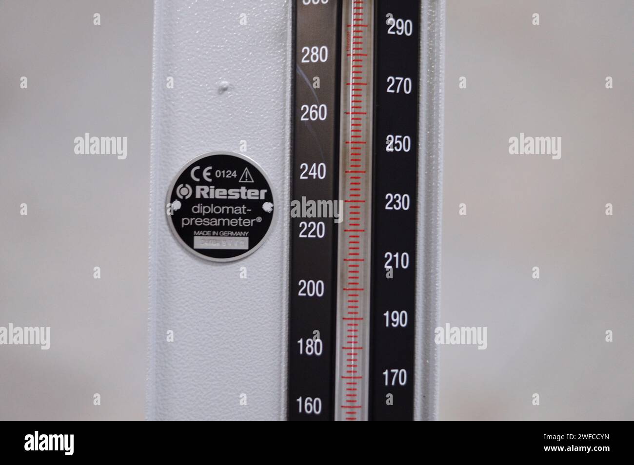 Kairo, Ägypten, 20. Januar 2024: Riester Blutdruckmessgerät misst Quecksilber-Sphygmomanometer, mit aufblasbarer Manschette, um zusammenzubrechen und dann das AR freizugeben Stockfoto