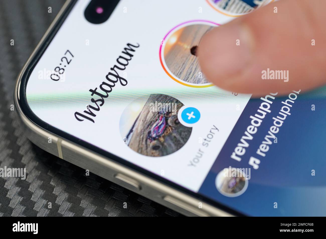 New York, USA – 24. Januar 2024: Geschichten auf Instagramon iphone 15 Pro max. Bildschirm aus nächster Nähe ansehen Stockfoto