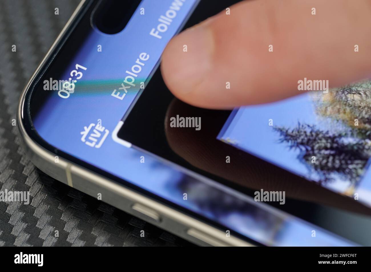 New York, USA – 24. Januar 2024: Entdecken Sie Videos in TikTok auf dem iphone 15 Pro max. Nahansicht Stockfoto