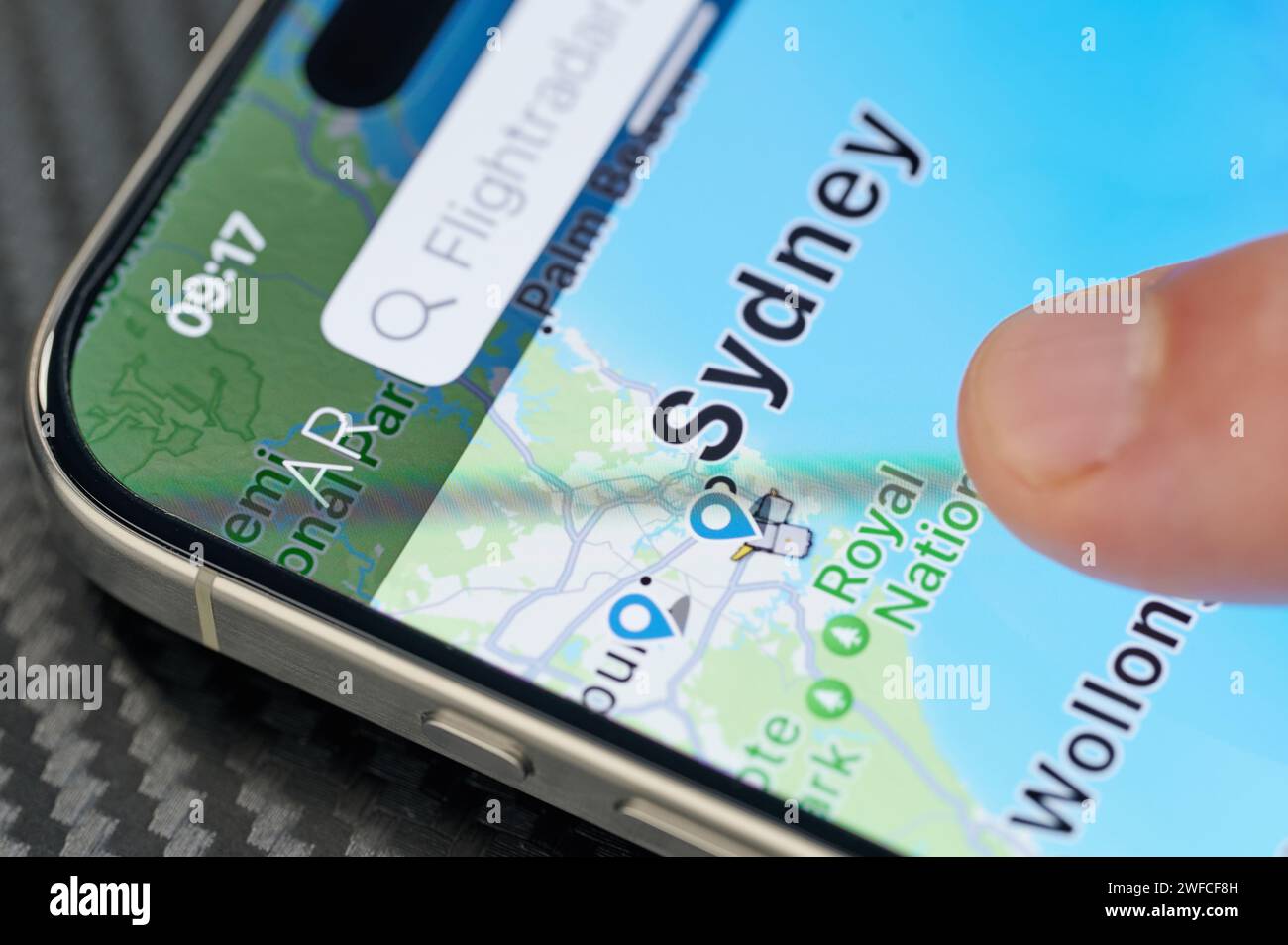 New York, USA - 24. Januar 2024: Flugverkehr in Sydney City auf dem iphone 15 Pro max Bildschirm in Nahaufnahme Stockfoto