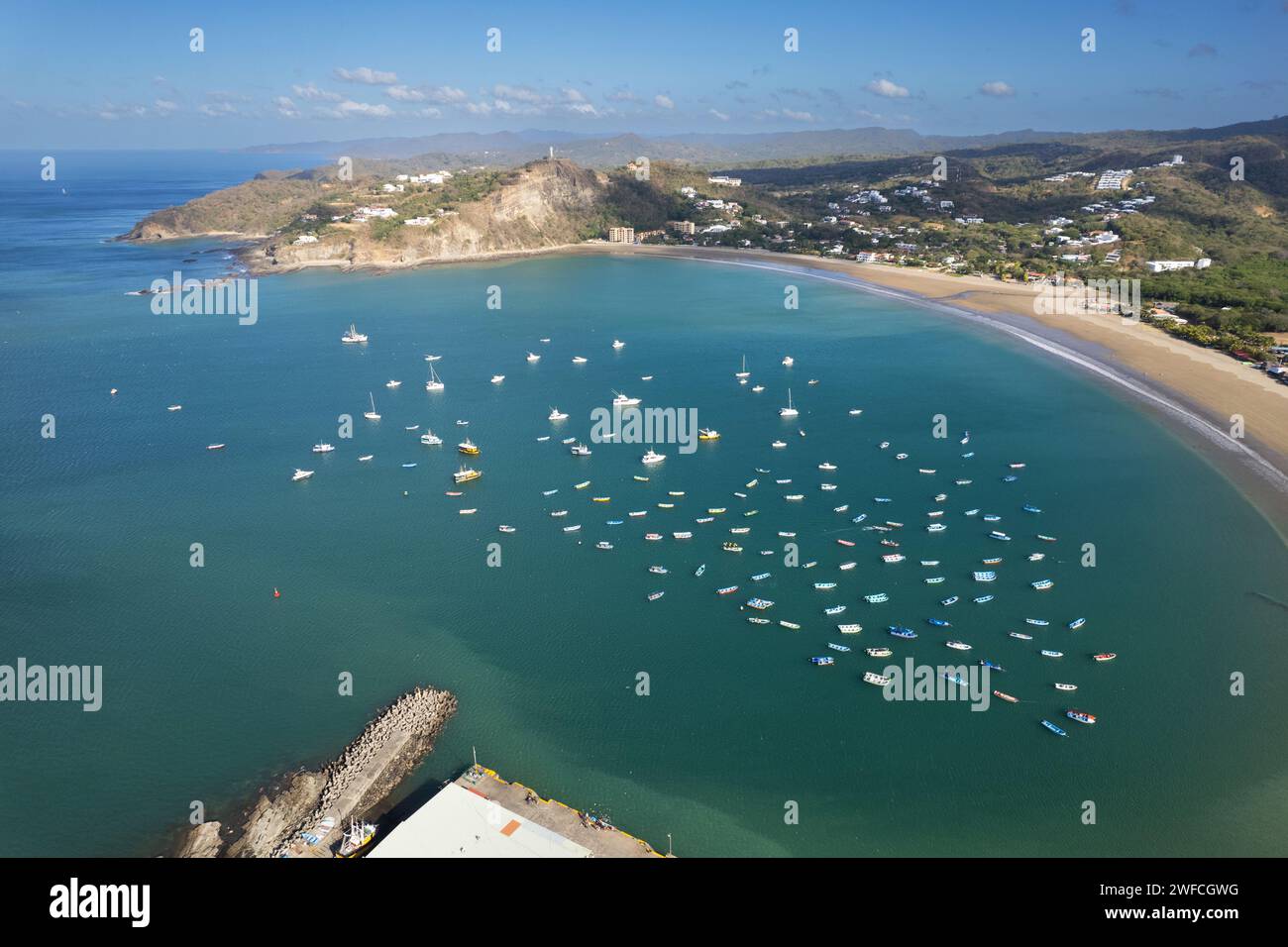 Luftküste von San Juan Del Sur Nicaragua mit Boot in der Bucht Stockfoto